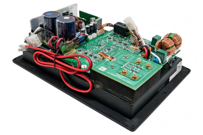 Amplificatore per subwoofer classe J Earthquake "IQ-1500R", 3000W (telecomando incluso)